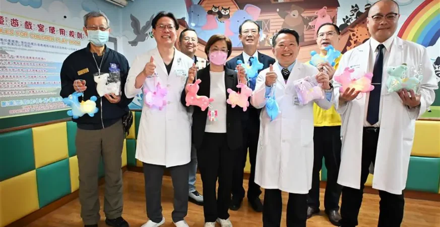 暖心迎新春 縣長關懷住院病童　歡樂跳跳馬提燈陪伴過新年