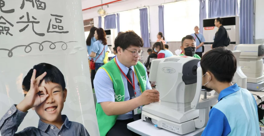偏鄉視力守護有成　國際扶輪贈臺西學童護眼檯燈744座  同步啟動近視矯正永續照護