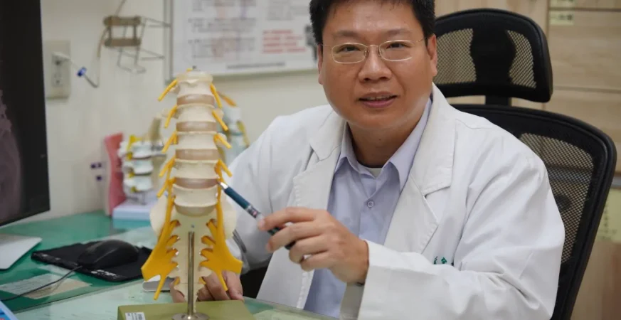 下肢麻木竟是脊椎腫瘤作祟　微創手術助30歲男重拾行走能力