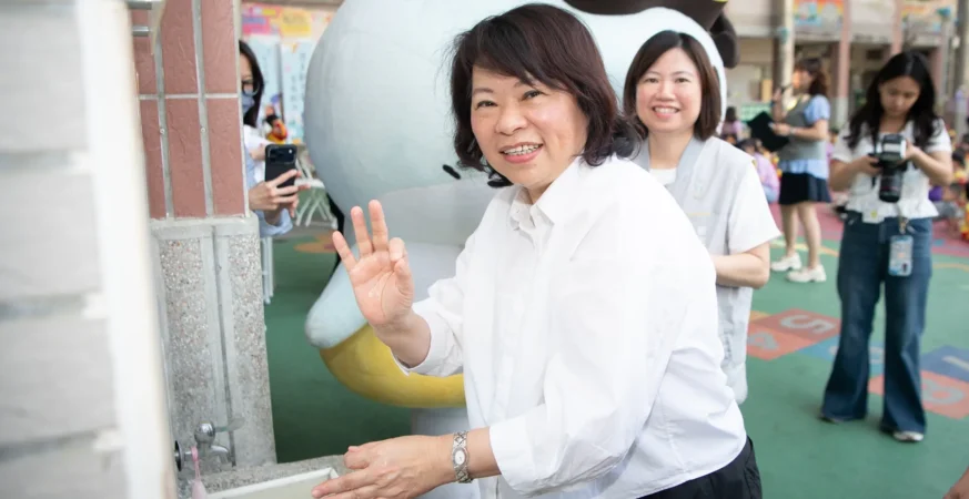 防堵腸病毒入侵校園　饗賓集團、耐斯企業捐洗手乳　黃敏惠示範正確洗手